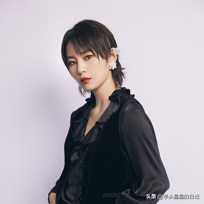 40岁周笔畅现身重庆生图皮肤黝黑身材发福肚子大走路像男人